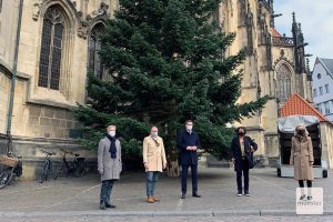 Tobias Viehoff, Oberbürgermeister Markus Lewe, Stadtbaurat Robin Denstorff, Thomas Nufer und die Leiterin von Münster Marketing, Bernadette Spinnen vor der Weihnachtstanne, die seit Donnerstag vor St. Lamberti steht (v.l.) (Foto: Jasmin Reghat)