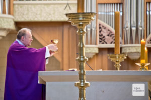 Die Gottesdienste, so wie hier die Eucharistiefeier, laufen ab wie immer (Foto: Bührke)