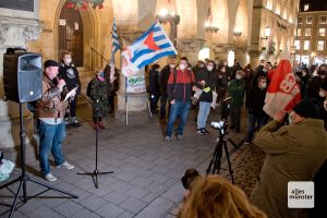 Carsten Peters vom „Keinen Meter den Nazis“ Bündnis bei einer Rede vor dem Rathaus. (Archivbild: Michael Bührke)