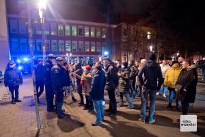 Die Impfgegner wurden von der Polizei am LWL-Museum gestoppt. Kurz danach meldete eine Frau spontan eine Versammlung an. (Foto: Michael Bührke)