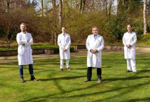 Pandemiebedingt auf Abstand, ansonsten aber in enger Kooperation (v.l.n.r.): Dr. Christoph Kessel, Dr. Richard Vollenberg (Med B), Prof. Dirk Föll und Dr. Phil-Robin Tepasse (Med B). (Foto: WWU / S. Marschalkowski) 