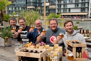  Frank Sibbing (l.), Florian Böckermann (2.v.l.) und Jörn Mertins (r.) von Finne stellten zusammen mit Rocco Chin (2.v.r.) von Stanislaus Brewskovitch und Peter Schildkamp (m.) von der Stadt Enschede das neue Bier vor. (Foto: Michael Bührke)