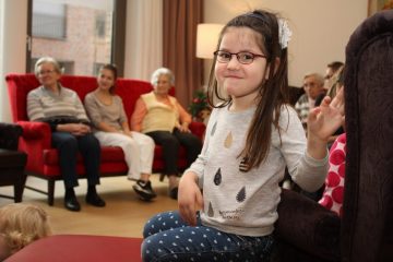 Kita-Kind mit Senioren. (Foto: DRK / Heckmann)