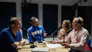 (v.l.:) Stephan Günther und Thomas Hölscher von ALLES MÜNSTER zu Gast bei Uschi Heeke und Ralf Clausen. (Foto: Detlef Lorber)