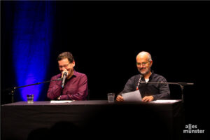 Ein Abend voller Humor und Herz: Christoph Maria Herbst (re.) und Moritz Netenjakob lesen für das Prostatazentrum am UKM Münster. (Foto: Benedikt Sollwedel) 