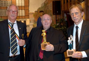 Ehrenpräsident Heinz Seeger (li.) moderierte charmant und mit Wortwitz (mi.) wurde mit dem Oskar der Paohlbürger ausgezeichnet. Die Laudatio hielt Trainerikone Christoph Daum. (Foto: Wolfram Linke)