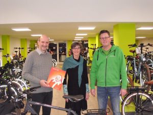 Gewinner Frank Wachtmeister (links) mit der Leiterin der Krebsberatungsstelle Gudrun Bruns und dem Geschäftsführer der Emotion e-Bike Welt MünsterChristian Tomkötter. (Foto: Krebsberatungsstelle)