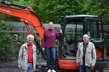 Helge Peters (l.) und Jürgen Brinkmann, Vorstandsmitglieder des Zoovereins Münster, freuten sich Dr. Simone Schehka die Spende in Höhe von 1000 Euro überbringen zu können. Das Geld fließt unter anderem in die Neugestaltung eines Geheges für eine neue Tierart, die vorrausichtlich mitte Juli einziehen sollen. (Foto: Allwetterzoo)