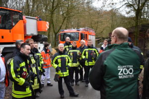 Die Feuerwehr Münster im Allwetterzoo. (Foto: Allwetterzoo)