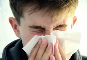 Schnupfen wird durch eine Entzündung der Nasenschleimhaut verursacht und ist ein häufiges Symptom bei Erkältungen. (Foto: Sollwedel)