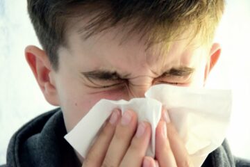 Schnupfen wird durch eine Entzündung der Nasenschleimhaut verursacht und ist ein häufiges Symptom bei Erkältungen. (Foto: Sollwedel)
