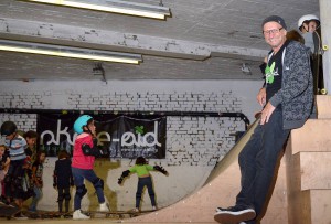 Integration mit dem Brett: skate-aid-Initiator Titus Dittmann organisiert mit seinem Team Workshops für Flüchtlingskinder. (Foto: Maik Giersch)