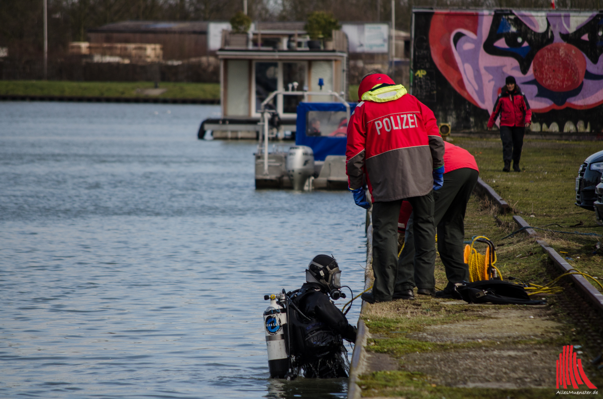 Taucher der Polizei suchten im Kanal nach dem Vermissten. (Foto: th)