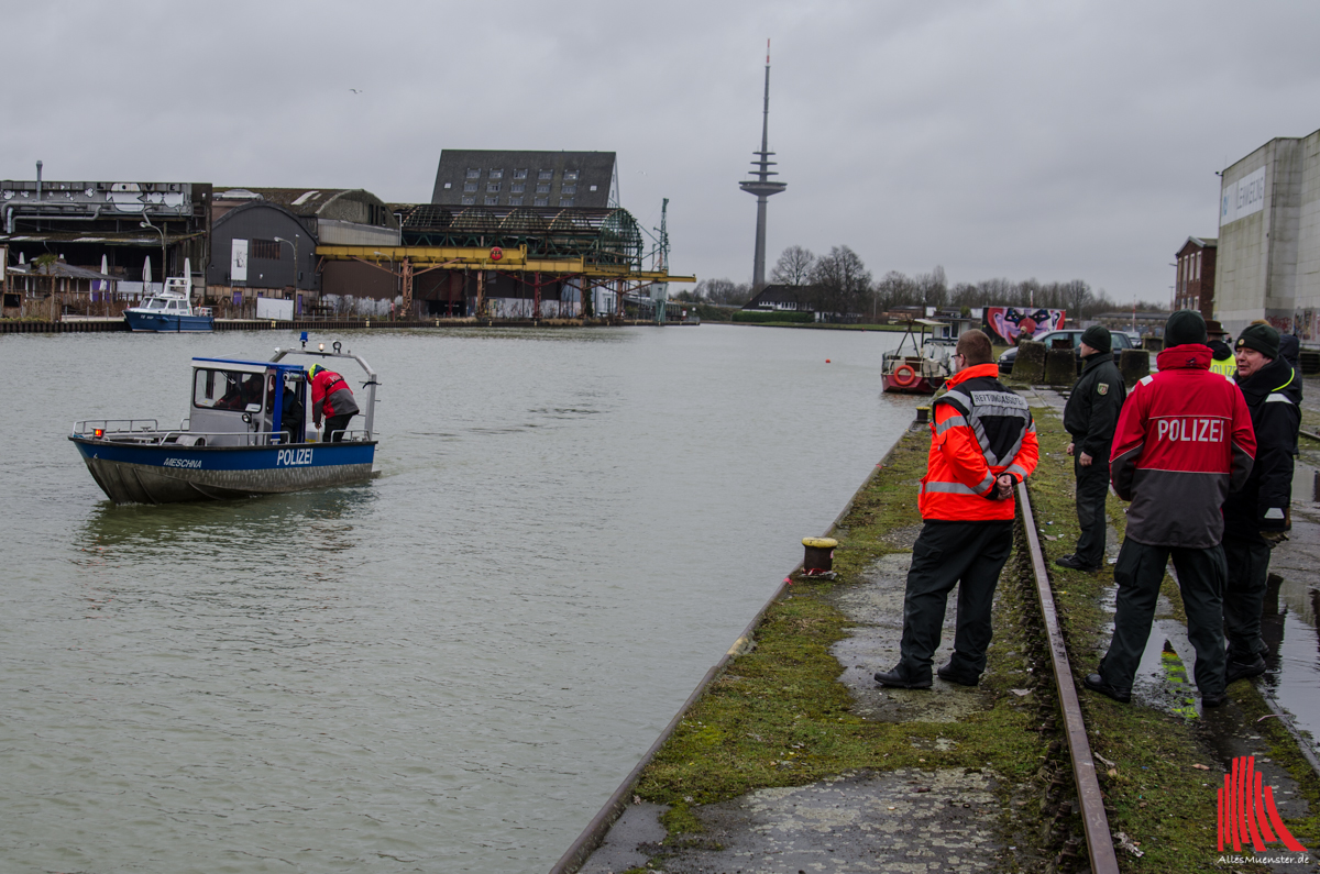 Ein Polizeiboot fährt das Hafenbecken ab. (Foto: th)