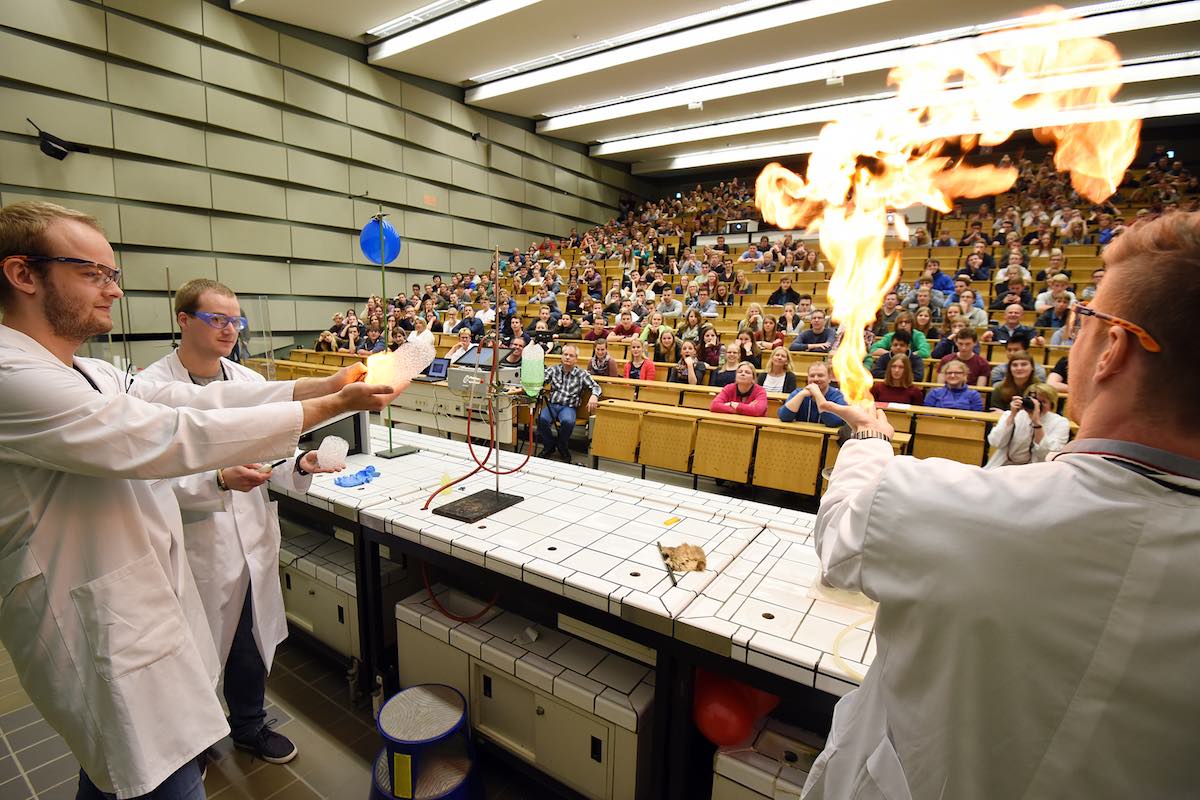 Mit Knalleffekt: Die Experimentalvorlesung in der Chemie. (Foto: WWU / Grewer)