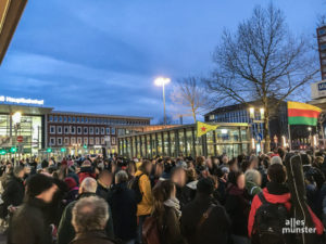 Rund 500 Menschen gedachten spontan den Opfern von Hanau. (Foto: Philipp Schröder)