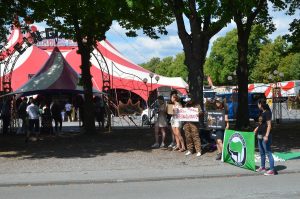 Demonstration vom Tierbefreiungstreff Münster gegen Tiershows vor dem Eingang zum Zirkus Charles Knie. (Foto: Tierbefreiungstreff Münster)
