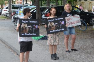Demonstration gegen Tiershows: Hunde und Ara Papageien müssen weiter Tricks machen. (Foto: Tierbefreiungstreff Münster)