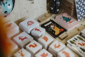 Papeterie, Stempel und Kinderzimmerobjekte gibt es bei "Honigkukuk", dem Label der Illustratorin und Bastelbuchautorin Katja Enseling aus Nottuln. (Foto: Anna Biskupic)