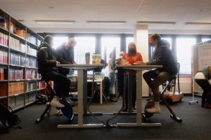Studierende probierten die Räder im April aus und gaben Feedback – auf dieser Grundlage hat die Hochschule die Deskbikes nun angeschafft. (Foto: FH Münster/ Jens Peters) 