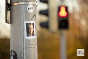 Die Sticker kleben dort, wo Menschen warten müssen. Zum Beispiel an Ampeln (Foto: Bührke)