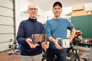 Thomas Strotmann (l.) und Jens Kattner (r.) mit ihren Kattfix-Schlössern. (Foto: Bührke)