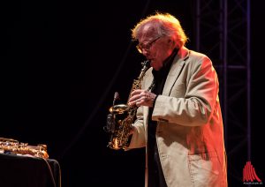 Klaus Doldinger begeisterte am Mittwoch in der Jovel Music Hall mit seinem unverwechselbaren Sound am Sopransaxophon (Foto: sg)