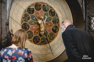 Restauratorin Marita Schlüter und Domprobst Kurt Schulte bewundern die Astronomische Uhr im Dom. (Foto: Claudia Feldmann)