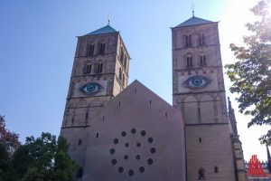 Schon von weitem ist die Arbeit von Pascale Feitner mit zwei Augen an den Domtürmen zu sehen. (Foto: Michael Bührke)