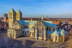 Wissenschaftler der WWU haben haben Fälle von sexuellen Missbrauch im Bistum Münster aufgearbeitet und ihre Ergebnisse vorgestellt. (Archivbild: Drones Photography)