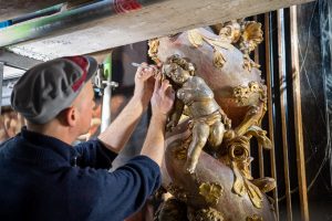 Restaurator Markus Tönnes sichert mit dem Skalpell feinste Farbpartikel am Altar der Dominikanerkirche. (Foto: Stadt Münster / Michael Möller)