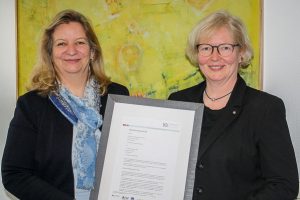 Dr. Daisy Hünefeld (li.), Vorstand St. Franziskus-Stiftung Münster, und Dr. Gertrud Bureick, Projektleiterin bei der St. Franziskus-Stiftung Münster, mit dem Projekt- und Fördervertrag zur Qualifizierung zugewanderter Pflegepersonen. (Foto: Franziskus Stiftung)