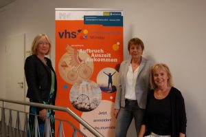 Dr. Susanne Eichler, Fachbereichsleiterin Gesellschaft und Kultur, vhs-Direktorin Dr. Anna Ringbeck und Anke Wermelt, Fachbereichsleiterin Digitale Medien stellen das neue vhs-Jahresprogramm vor. (Foto: vhs Münster)