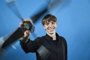 Erfolg mit der Mini-Drohne: Frederik Dunschen aus Münster hat beim Bundeswettbewerb „Jugend forscht“ in Erlangen den 2. Platz in der Kategorie Technik gewonnen. (Foto: Stiftung Jugend forscht e. V.) 