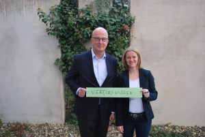  Dr. Gerd Meyer-Schwickerath (l.) von der Stiftung Westfalen-Initiative und Andrea Evers von der FreiwilligenAgentur Münster freuen sich auf die gemeinsame Veranstaltung für Vereine. (Foto: Freiwilligen-Agentur Münster)