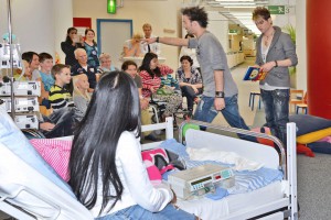 Durch magische Momente für kurze Zeit die schwere Krankheit vergessen: Mit ihrem Überraschungsauftritt machten das die bekannten Magier „Ehrlich Brothers“ für krebskranke Kinder am UKM möglich. (Foto: UKM)