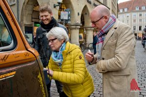 Oberbürgermeister Markus Lewe (re.) und Bürgermeisterin Karin Reismann unterzeichnen auf dem Bus von Grigorij Richters. (Foto: Michael Bührke)