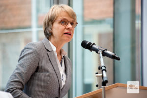 Regierungspräsidentin Dorothee Feller begrüßte die Gäste im Foyer der Bezirksregierung. (Foto: Michael Bührke)