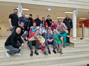 Gute Laune herrschte bei den Beteiligten auch schon kurz vor der Veranstaltung, als man sich zum Gruppenfoto auf die Treppe setzte. (Foto: Bezirksregierung Münster)