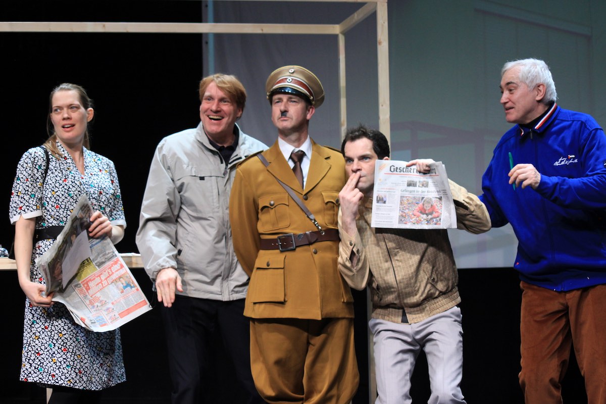 Das Ensemble von "Er ist wieder da" im Borchert Theater. (Foto: Tanja Weidner)