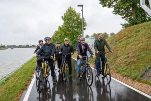 Landesverkehrsminister Oliver Krischer, Sven Henneboel, Bauoberrat der Generaldirektion Wasserstraßen und Schifffahrt, Oberbürgermeister Markus Lewe und Stadtbaurat Robin Denstorff (vorne v.l.) haben mit einer Test-Fahrt den ersten Abschnitt der Kanalpromenade offiziell eröffnet. (Foto: Stadt Münster, Michael Möller)