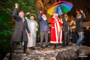 Oberbürgermeister Markus Lewe (li.) und die “6-Zylinder” eröffnen den Weihnachtsmarkt. (Foto: Michael Bührke)