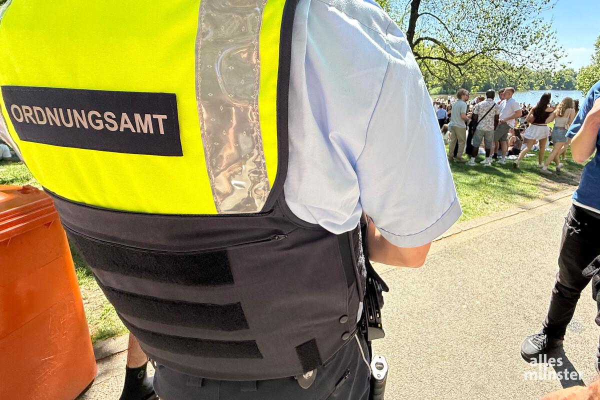 Der Kommunale Ordnungsdienst war mit etwa 50 Kräften im Einsatz und kontrollierte das Geschehen in der Stadt und am Hiltruper See. (Foto: Michael Bührke)