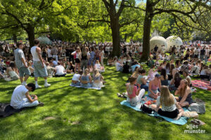 Tausende feierten am 1. Mai friedlich am Aasee – das Sicherheitskonzept der Stadt ging auf. Zurück blieben allerdings rund drei Tonnen Müll. (Foto: Michael Bührke)