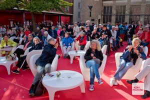 Etwas weniger Gäste als in den Jahren zuvor haben sich auf dem Roten Platz zur Eröffnung eingefunden. Der Stimmung tat das keinen Abbruch (Foto: Bührke)