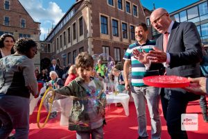 Dieser kleine Besucher der Eröffnungsveranstaltung stand Lewe beim Produzieren von Seifenblasen in nichts nach (Foto: Bührke)