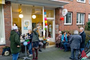 Zur Eröffnung kamen Freunde, Fans und Kollegen in die Südstraße 35A. (Foto: Michael Bührke)