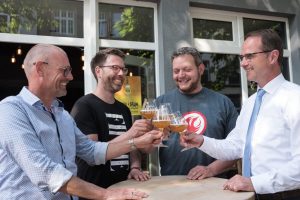 Stoßen auf das "Europa-Bier an" (v.l.): Peter Schildkamp (Stadt Enschede), Florian Böckermann (Finne), Rocco Chin (Stanislaus) und Christoph Almering (Geschäftsführer der Euregio). Foto: Julius Brockmann