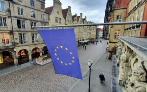 Die Europaflagge soll alle Beteiligten im Konflikt zwischen Russland und der Ukraine zum Frieden mahnen. (Foto: Amt für Kommunikation, Stadt Münster)