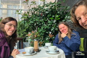 (v.l.:) ALLES MÜNSTER-Autorin Vera Dörenkämper im Gespräch mit Ingrid Hagenhenrich und Iris Brandewiede. (Foto: Iris Brandewiede)